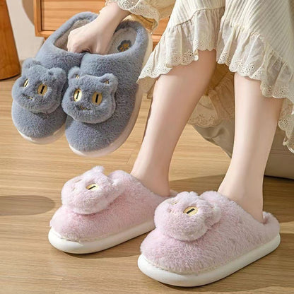 Pantoufles mignonnes en forme de chat pour l'hiver. Chaussons confortables et chauds.