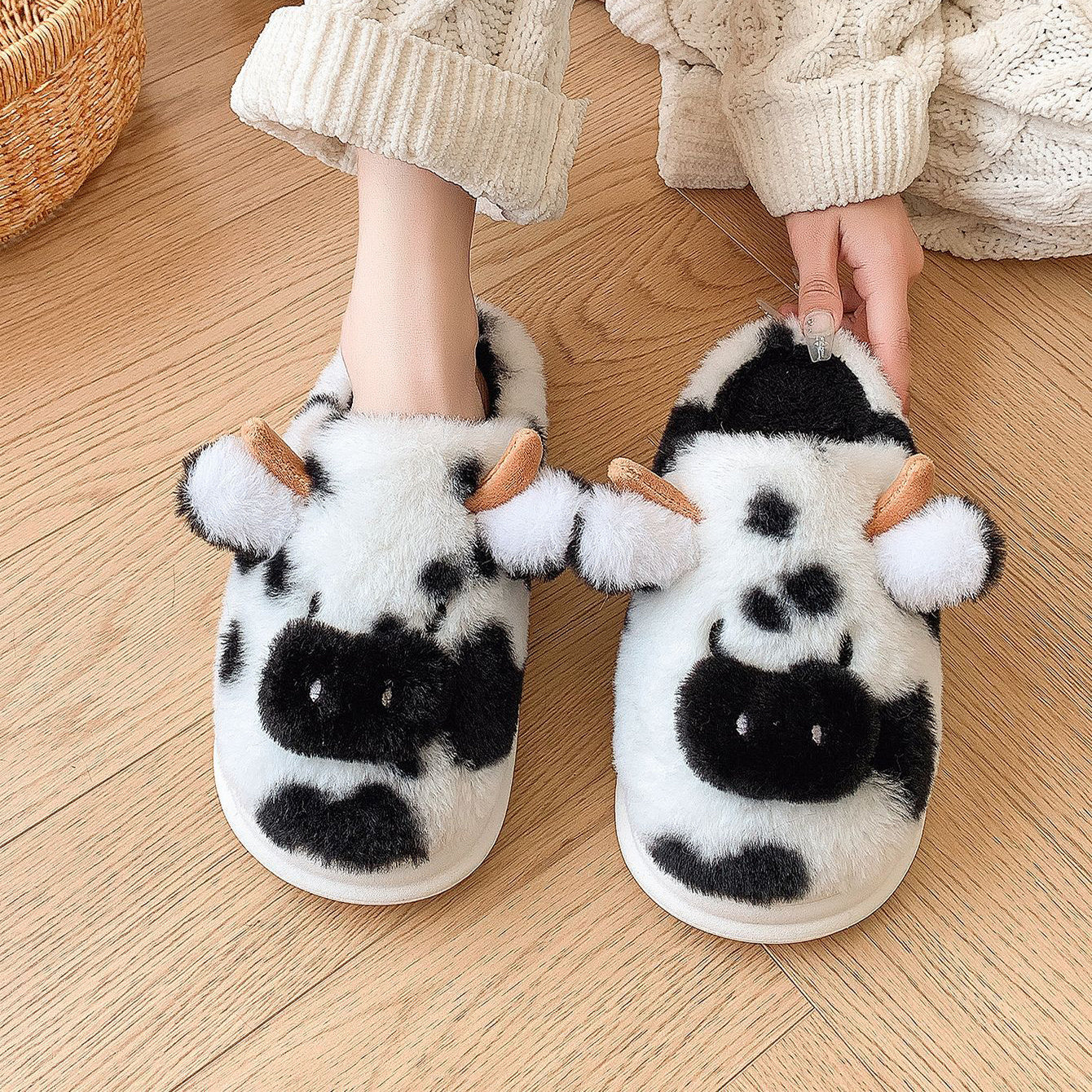 Pantoufles mignonnes en forme de vaches pour l'hiver. Chaussons confortables et chauds.