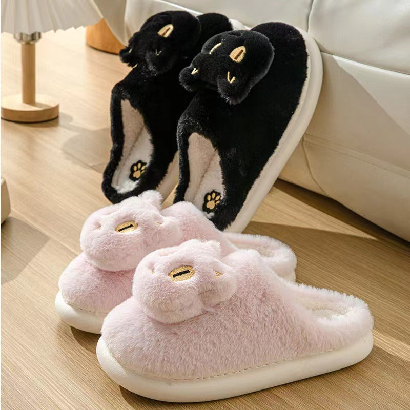 Pantoufles mignonnes en forme de chat pour l'hiver. Chaussons confortables et chauds.