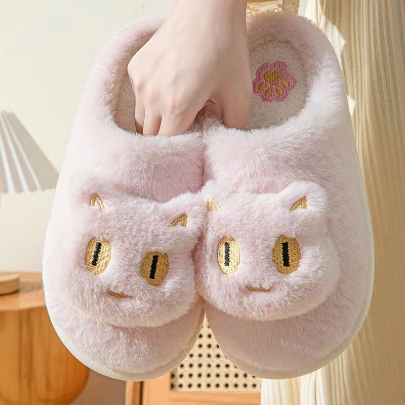 Pantoufles mignonnes en forme de chat pour l'hiver. Chaussons confortables et chauds.