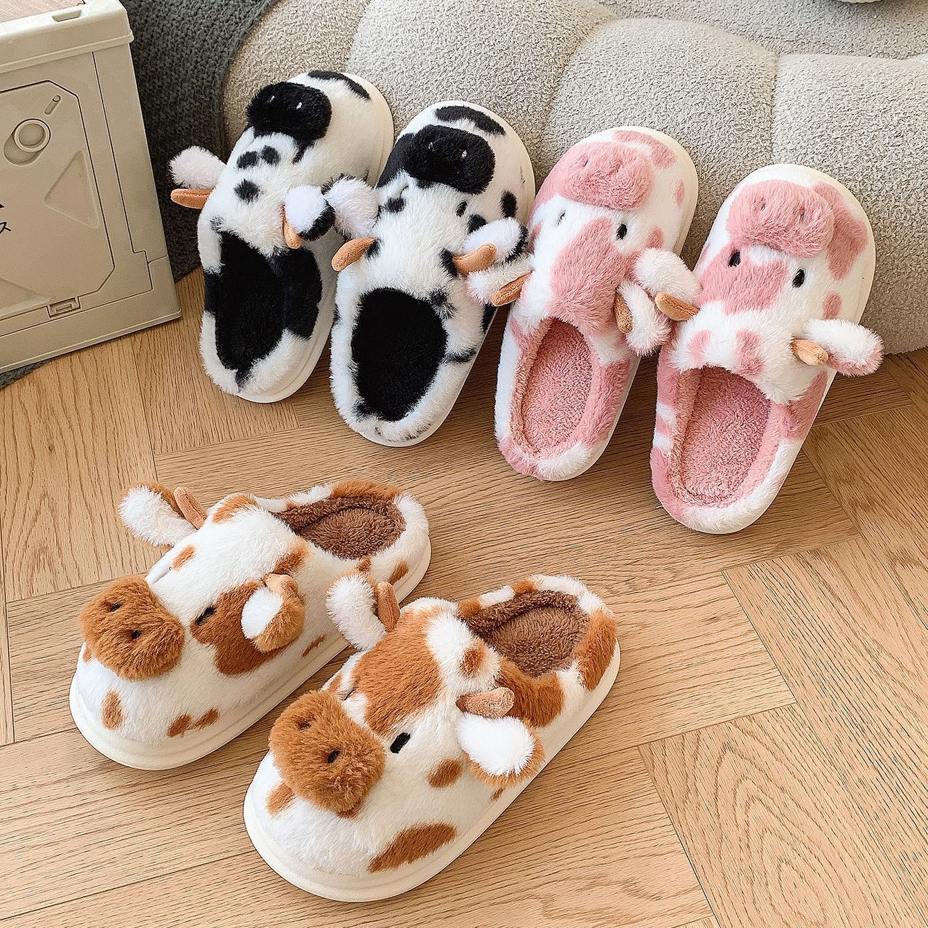 Pantoufles mignonnes en forme de vaches pour l'hiver. Chaussons confortables et chauds.