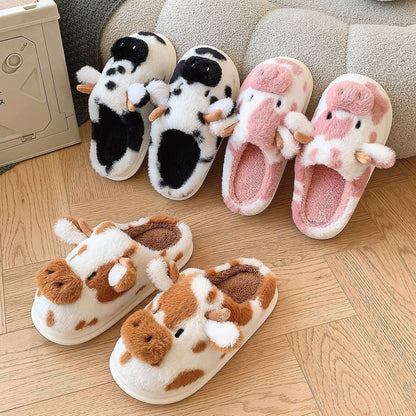 Pantoufles mignonnes en forme de vaches pour l'hiver. Chaussons confortables et chauds.