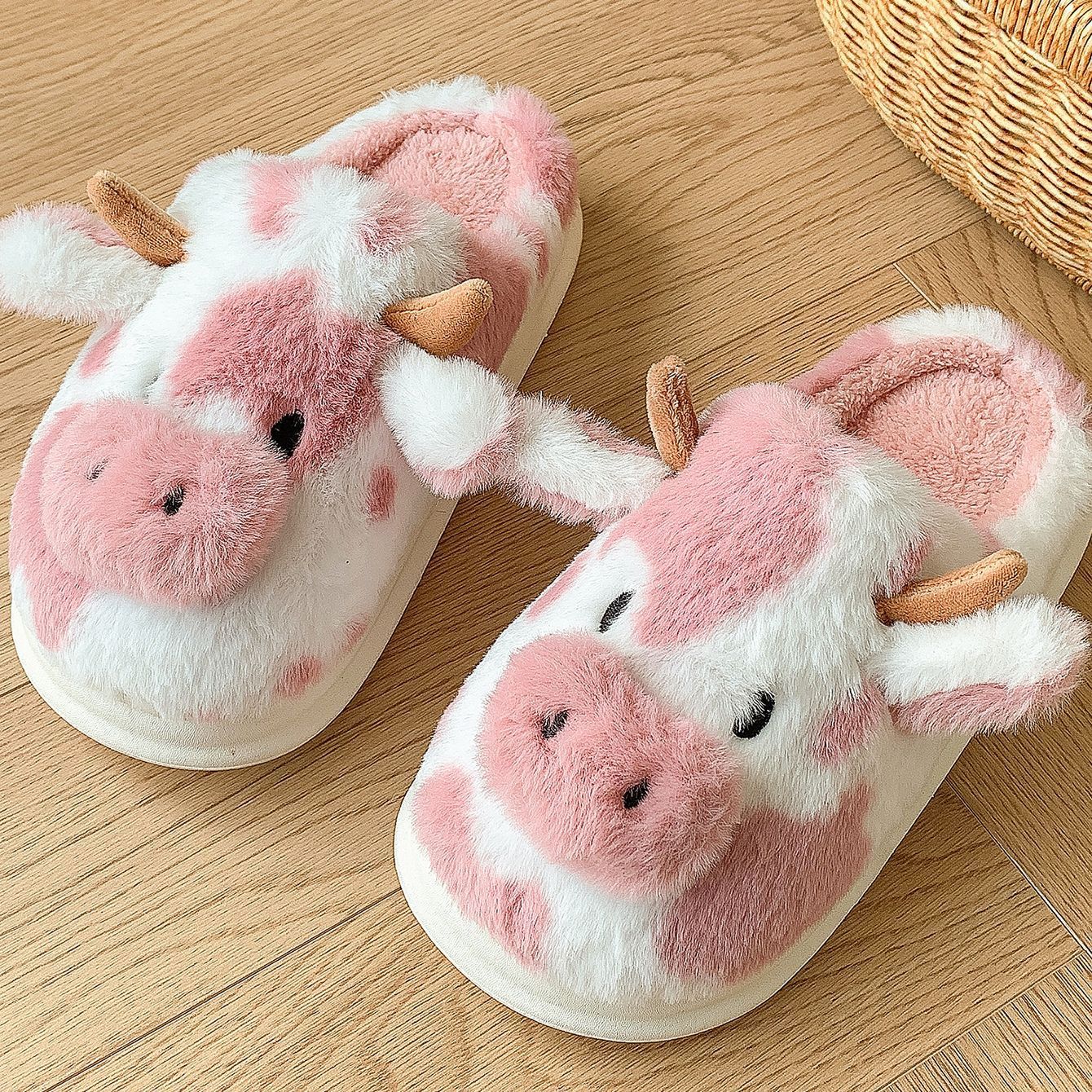 Pantoufles mignonnes en forme de vaches pour l'hiver. Chaussons confortables et chauds.