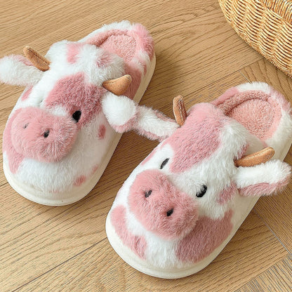 Pantoufles mignonnes en forme de vaches pour l'hiver. Chaussons confortables et chauds.