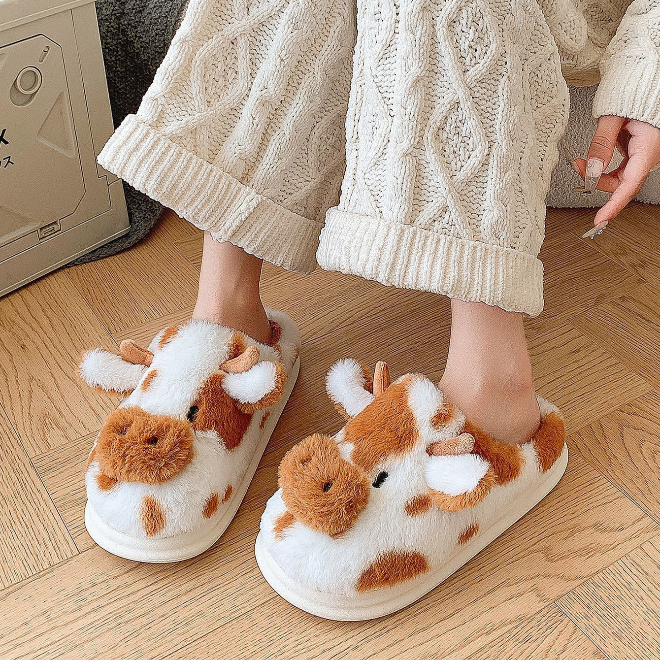 Pantoufles mignonnes en forme de vaches pour l'hiver. Chaussons confortables et chauds.