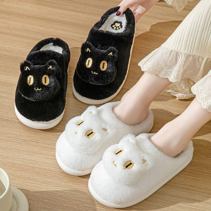Pantoufles mignonnes en forme de chat pour l'hiver. Chaussons confortables et chauds.