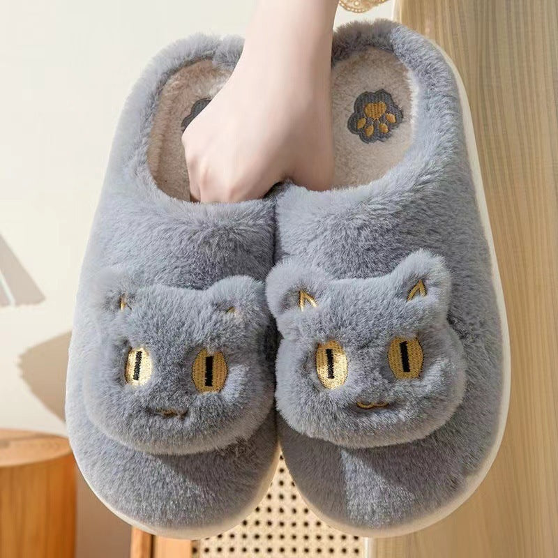 Pantoufles mignonnes en forme de chat pour l'hiver. Chaussons confortables et chauds.