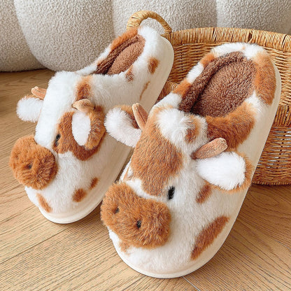 Pantoufles mignonnes en forme de vaches pour l'hiver. Chaussons confortables et chauds.