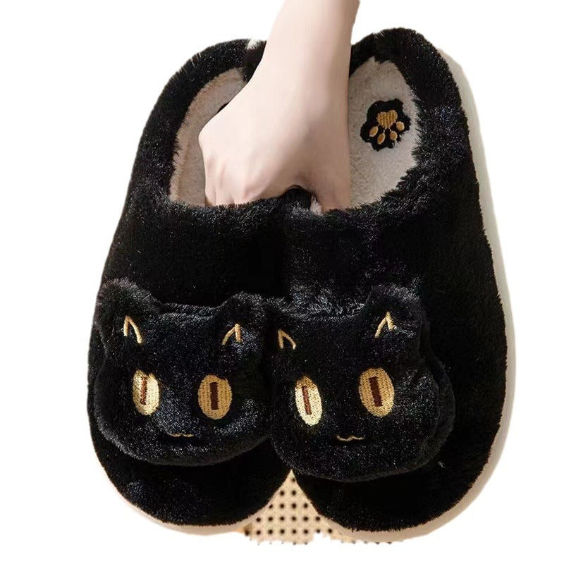 Pantoufles mignonnes en forme de chat pour l'hiver. Chaussons confortables et chauds.