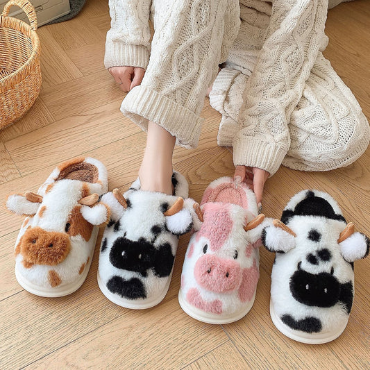 Pantoufles mignonnes en forme de vaches pour l'hiver. Chaussons confortables et chauds.