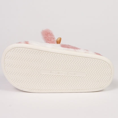 Pantoufles mignonnes en forme de vaches pour l'hiver. Chaussons confortables et chauds.