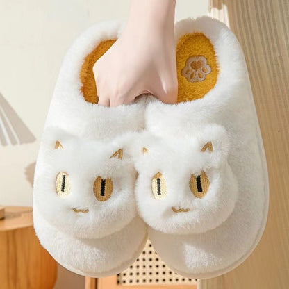 Pantoufles mignonnes en forme de chat pour l'hiver. Chaussons confortables et chauds.
