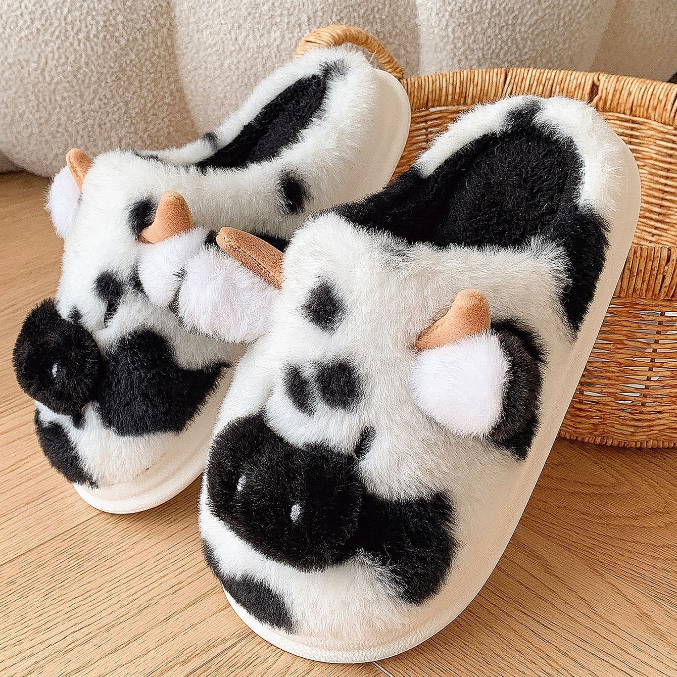 Pantoufles mignonnes en forme de vaches pour l'hiver. Chaussons confortables et chauds.