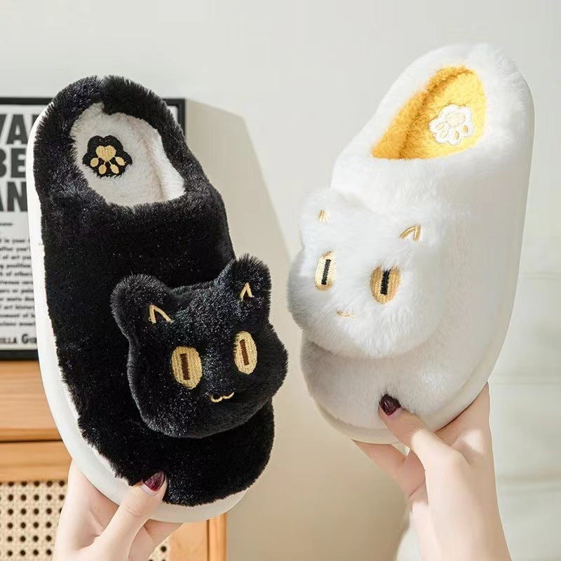 Pantoufles mignonnes en forme de chat pour l'hiver. Chaussons confortables et chauds.
