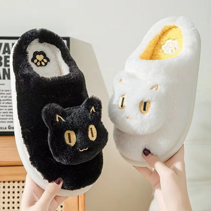 Pantoufles mignonnes en forme de chat pour l'hiver. Chaussons confortables et chauds.